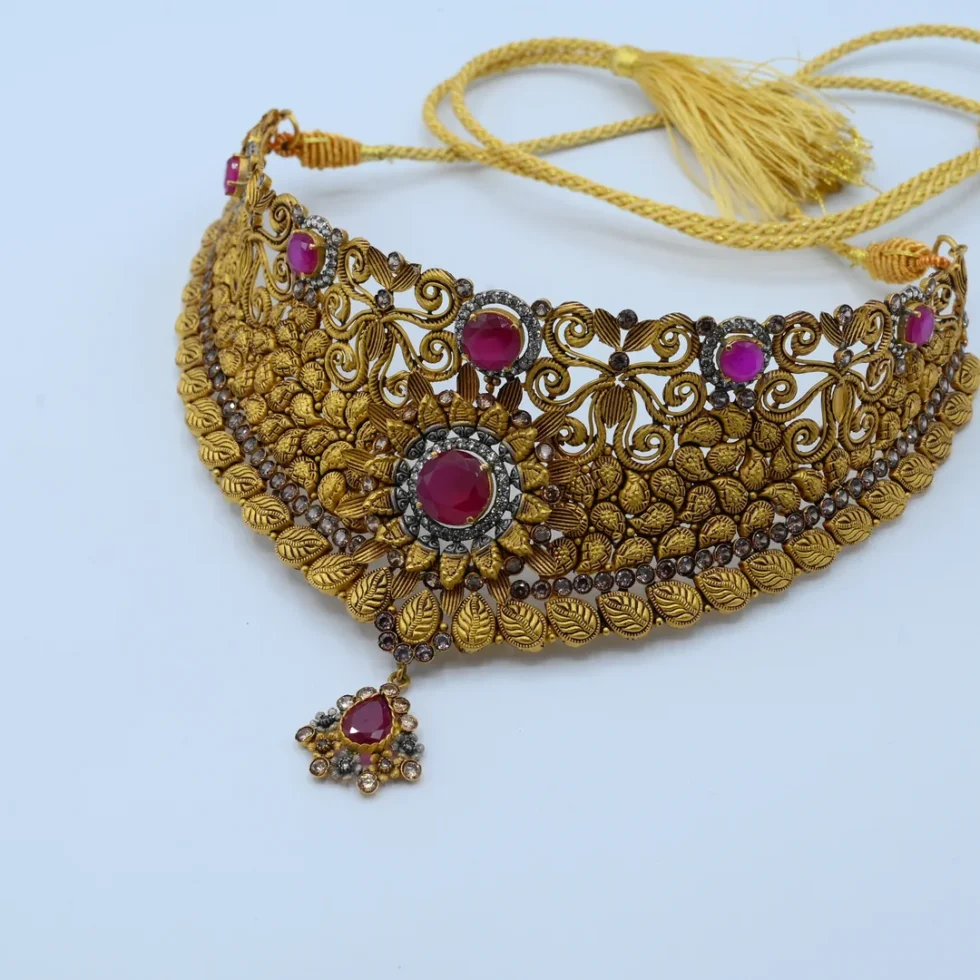 Gold Leaf Pattern Choker Necklace