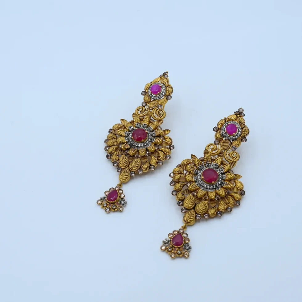 Gold Leaf Pattern Choker Necklace