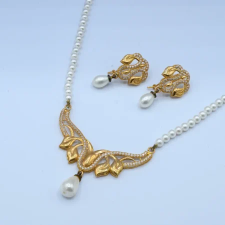 Gold Pearl Leaf Design Locket Set